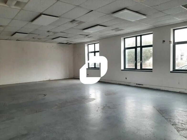 Local d'activités dans Montigny-le-Bretonneux à vendre - Photo de l’immeuble – Image 3 sur 8