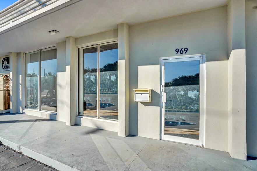 959 NE Floranada Rd, Oakland Park, FL à louer - Photo de l’immeuble – Image 3 sur 22