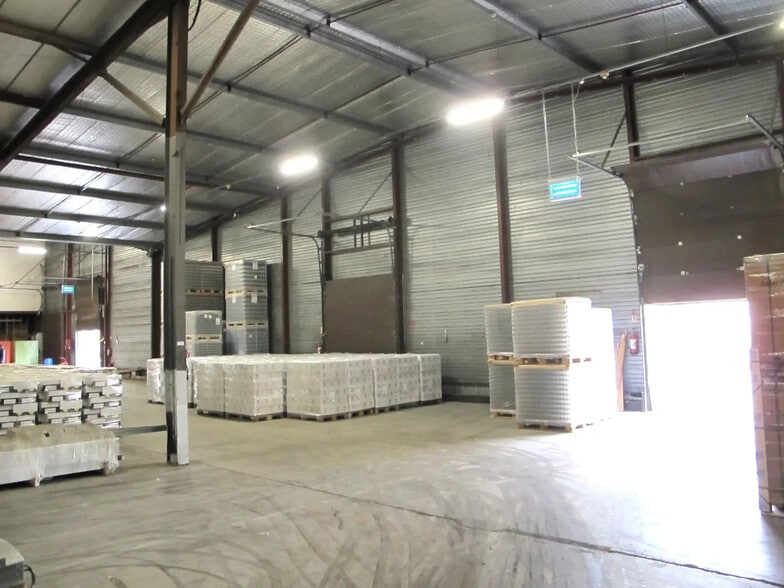 Industriel/Logistique dans Althen-des-Paluds à louer - Photo de l’immeuble – Image 3 sur 6