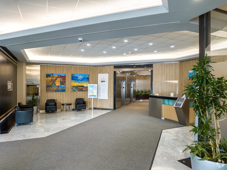 201 City Centre Dr, Mississauga, ON à louer - Hall d’entrée – Image 3 sur 20