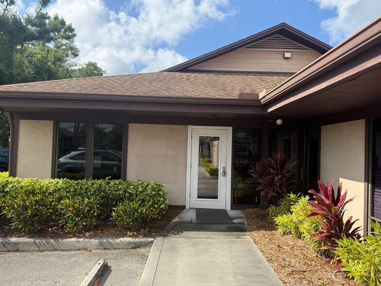 12734 Kenwood Ln, Fort Myers, FL à louer - Photo de l’immeuble – Image 3 sur 6
