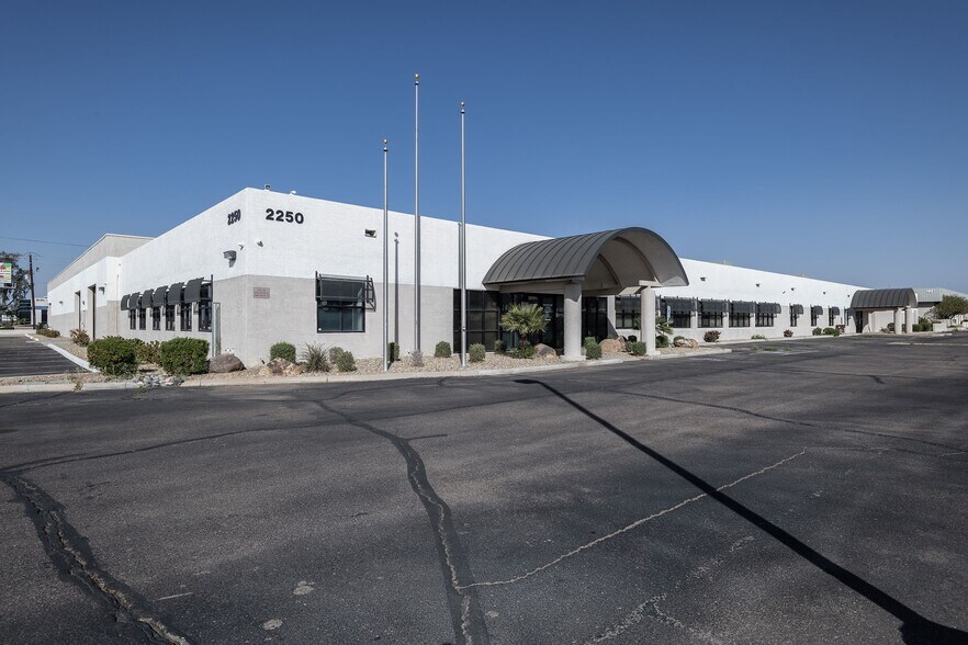 2250 W Peoria Ave, Phoenix, AZ à louer - Photo de l’immeuble – Image 3 sur 12