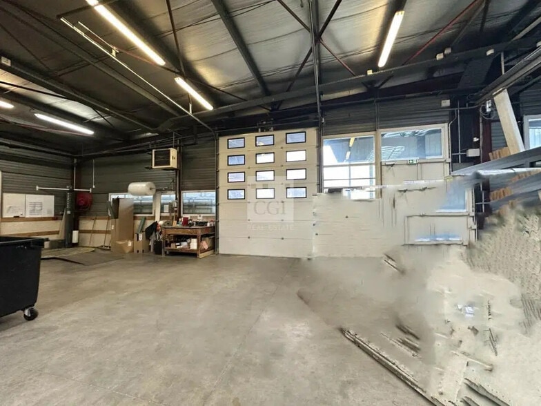 Industriel/Logistique dans Fontaine à vendre - Photo de l’immeuble – Image 2 sur 4