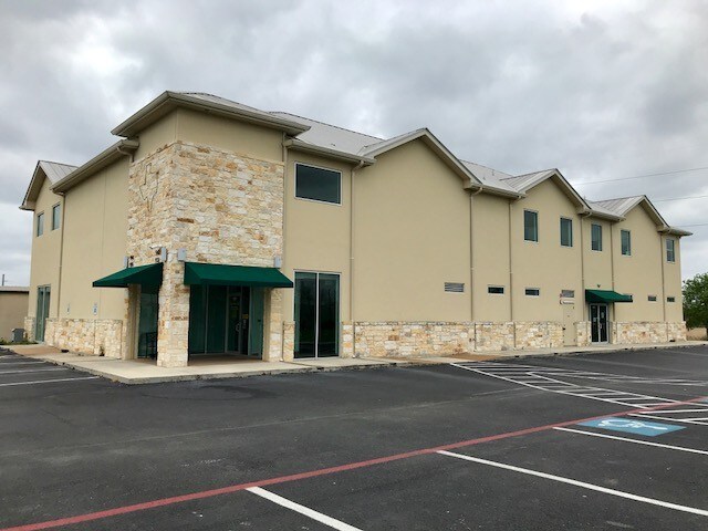 940 S Highway 123 Byp, Seguin, TX à louer - Photo de l’immeuble – Image 2 sur 12