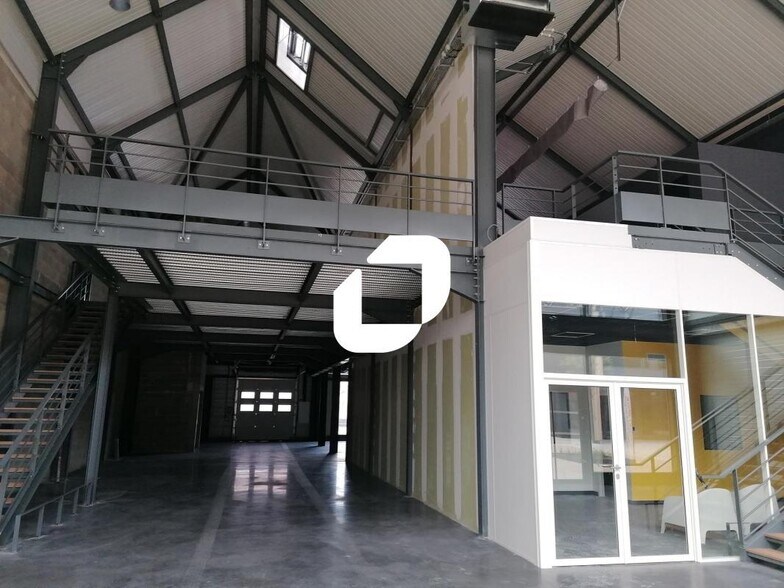 Local d’activités dans Vénissieux à louer - Photo de l’immeuble – Image 3 sur 18