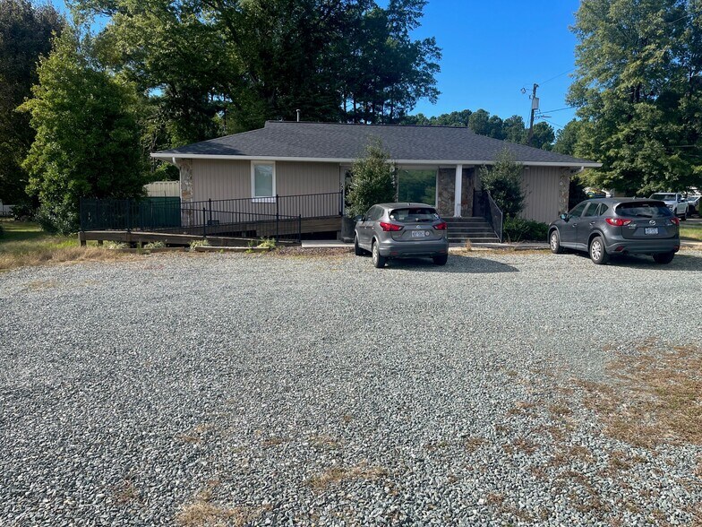 2771 Alamance Rd, Burlington, NC à vendre - Photo de l’immeuble – Image 2 sur 5