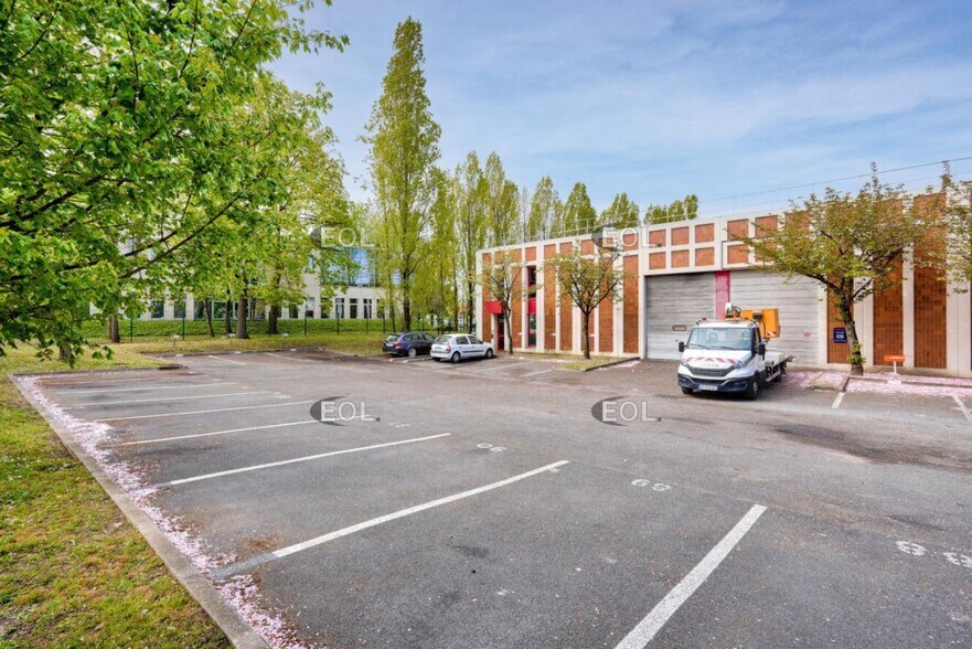 Local d’activités dans Eragny à louer - Photo de l’immeuble – Image 2 sur 5