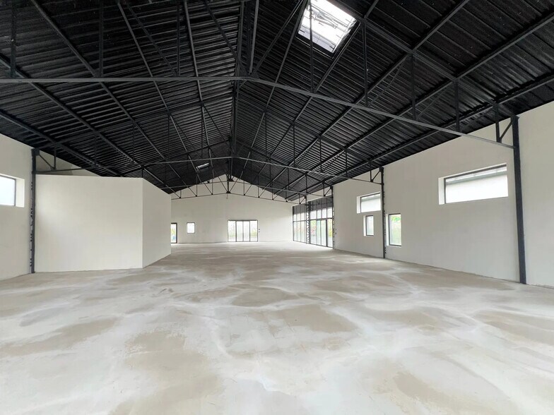 Local commercial dans Allonne à louer - Photo de l’immeuble – Image 1 sur 5