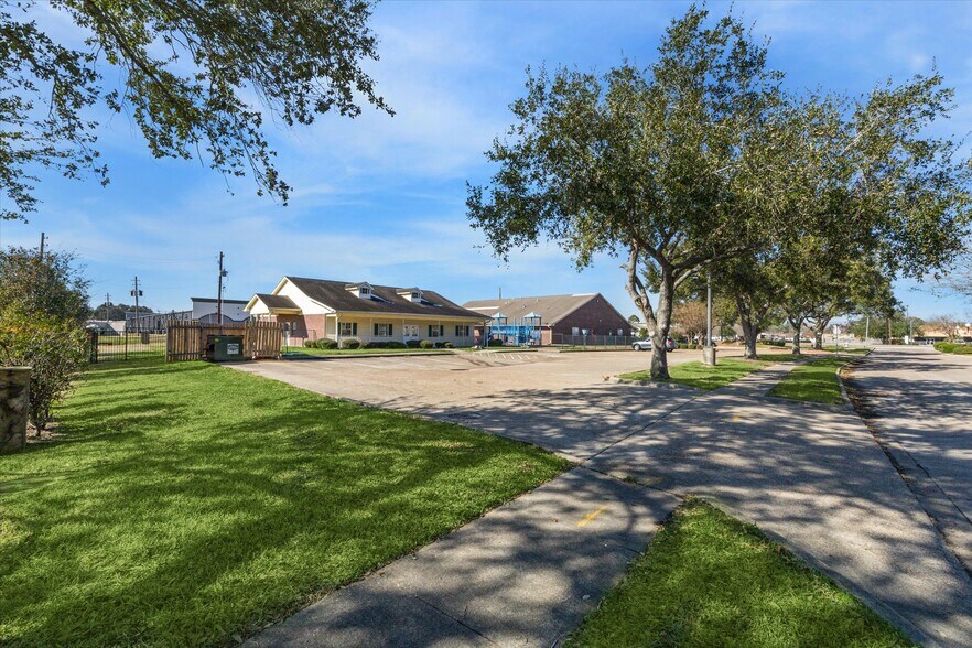 2654 W Oaks Blvd, Pearland, TX à louer - Photo de l’immeuble – Image 3 sur 10