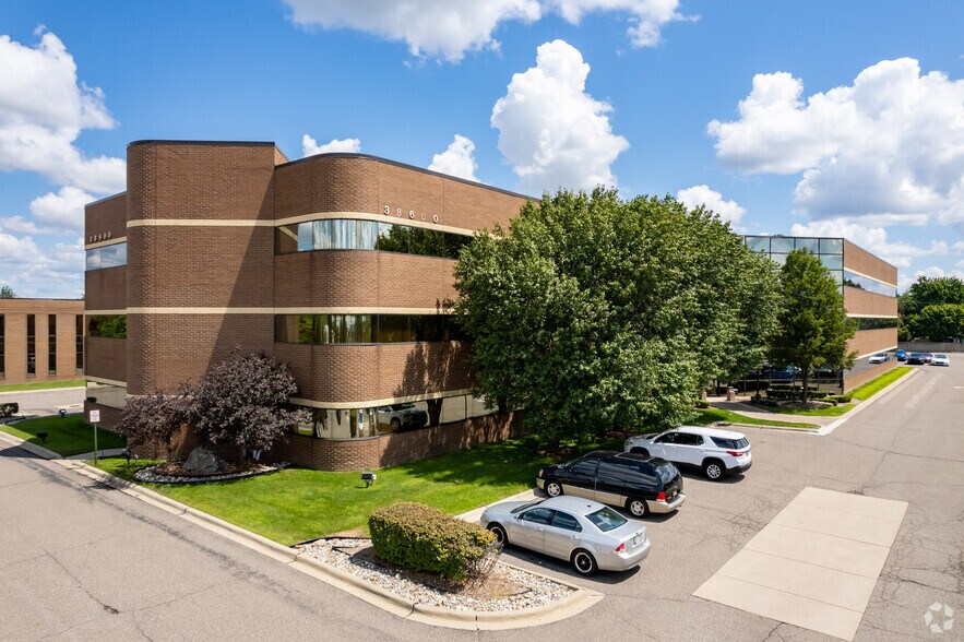 38600 Van Dyke Ave, Sterling Heights, MI à louer - Photo principale – Image 1 sur 8