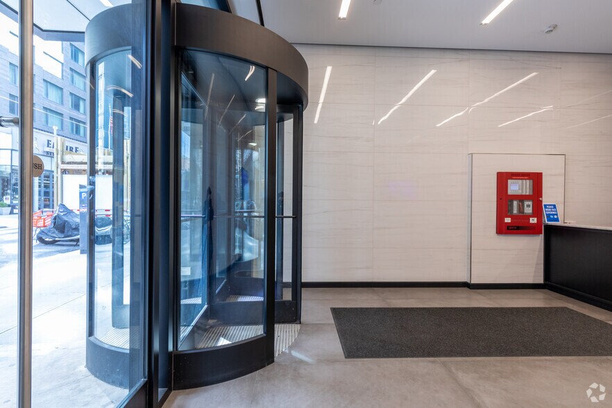 244-250 W 54th St, New York, NY à louer - Hall d’entrée – Image 3 sur 12