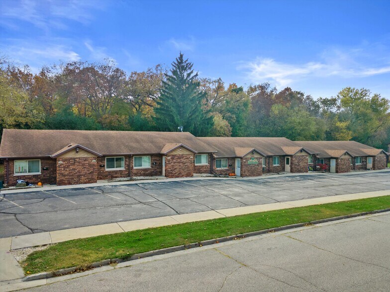 643 Meadow Ln, Burlington, WI à vendre - Photo de l’immeuble – Image 2 sur 18