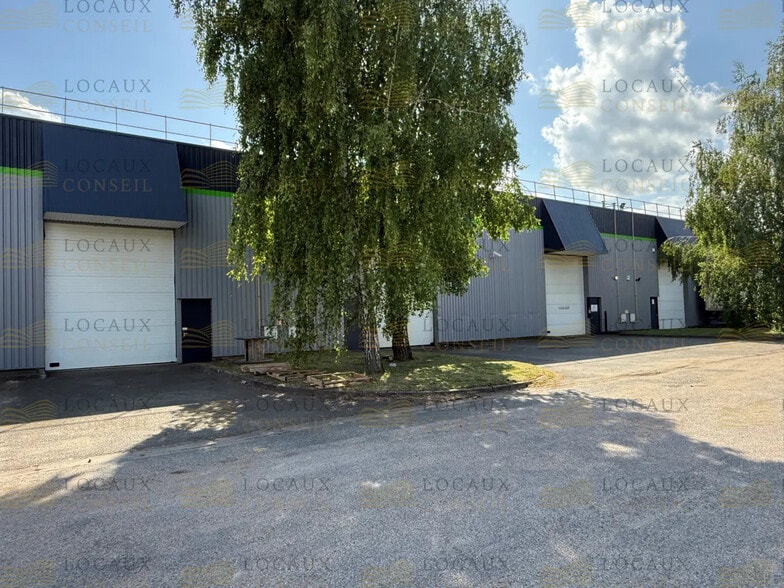 Local d’activités dans Coignières à louer - Photo de l’immeuble – Image 2 sur 8