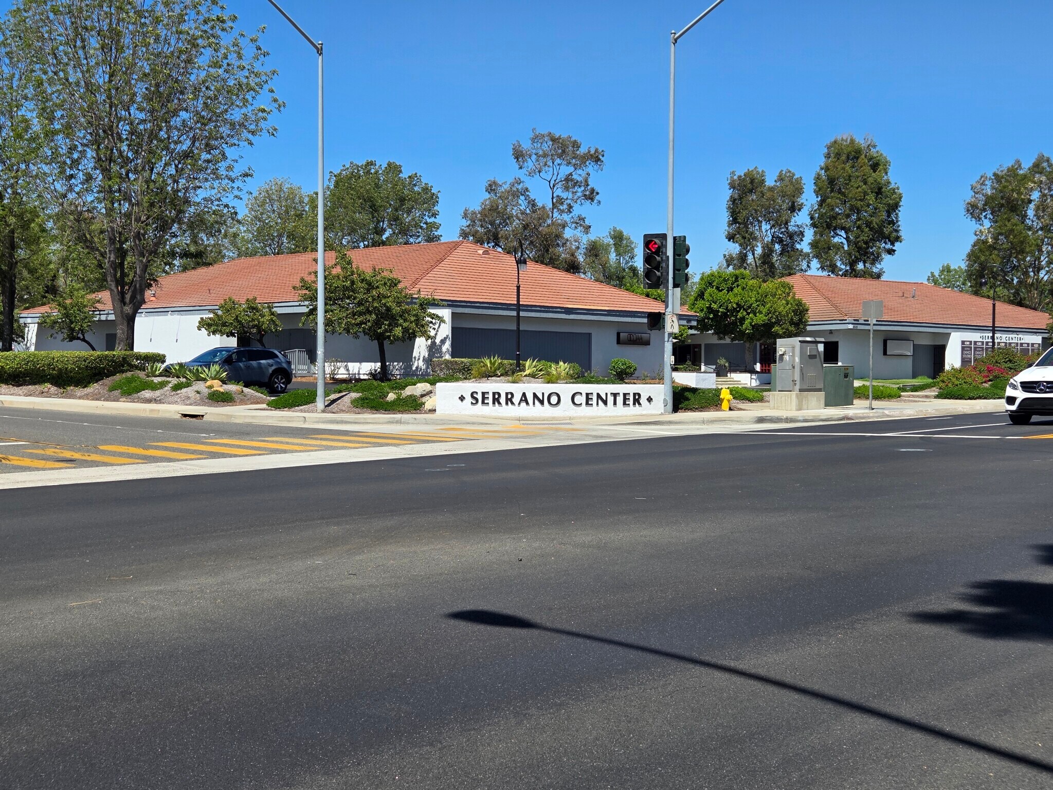 6507 E Serrano Ave, Anaheim, CA à louer Photo de l’immeuble– Image 1 sur 14