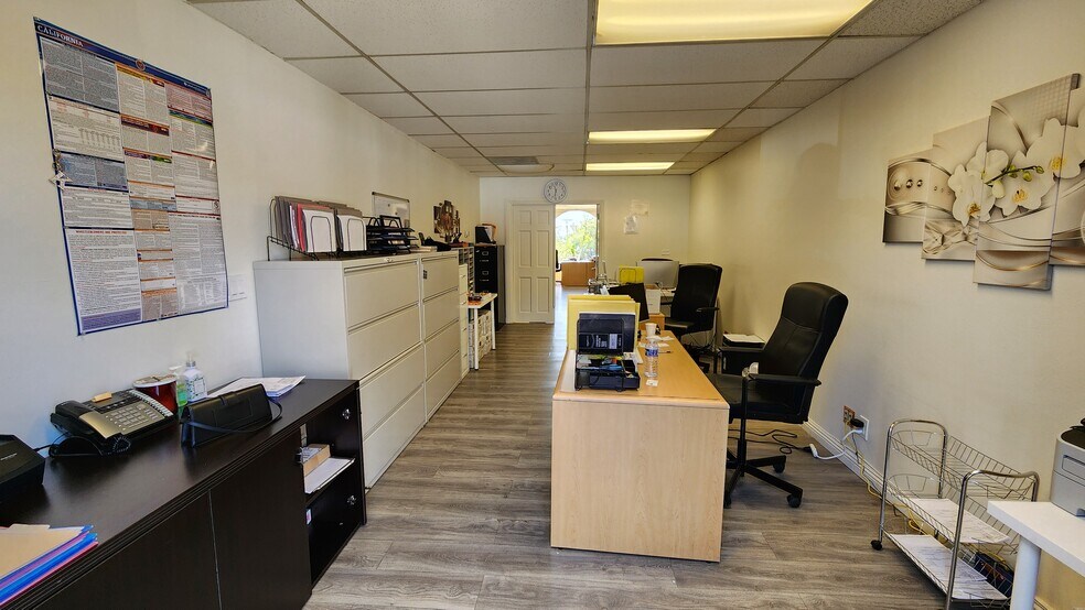 9795 Cabrini Dr, Burbank, CA à louer - Photo de l’immeuble – Image 2 sur 11