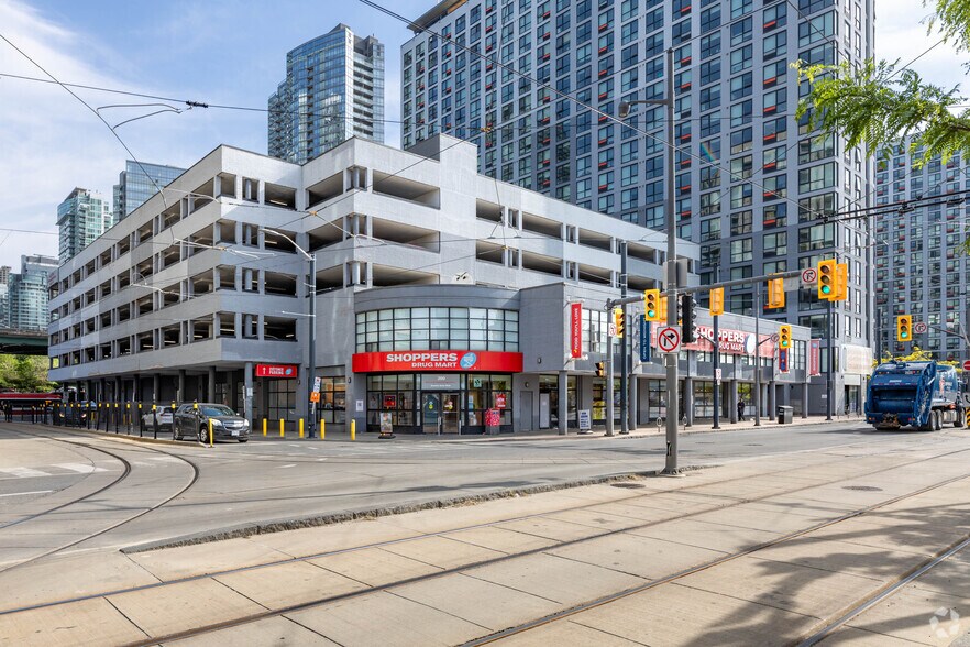 390 Queens Quay W, Toronto, ON à louer - Photo de l’immeuble – Image 1 sur 2