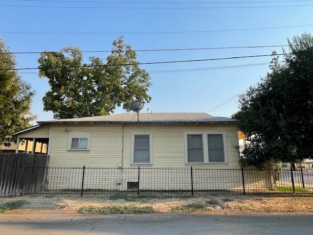 1608 E St, Bakersfield, CA à louer - Photo de l’immeuble – Image 3 sur 14