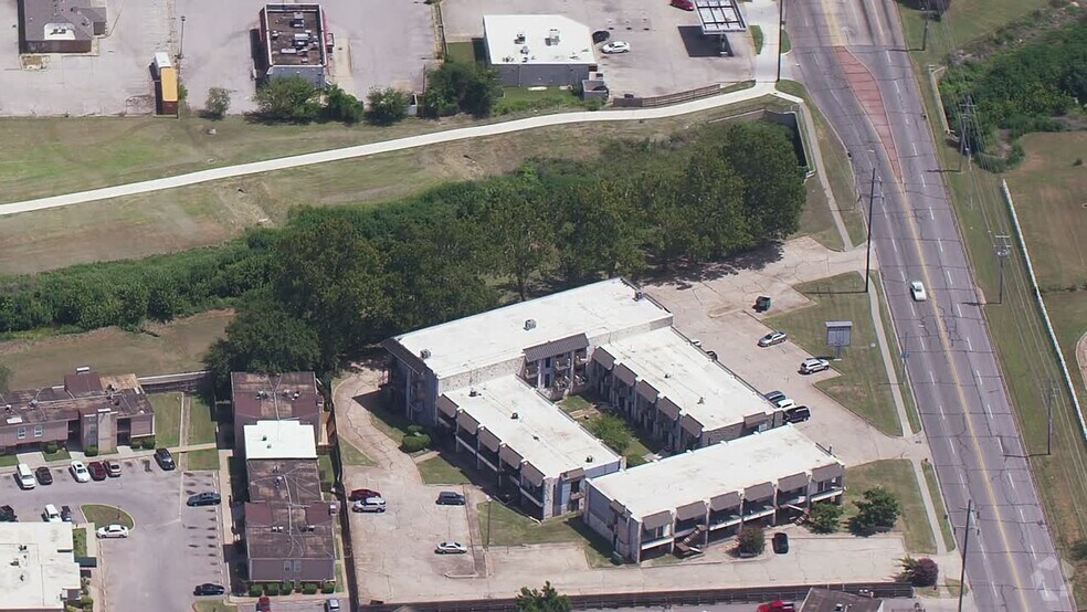 7901 NE 10th St, Midwest City, OK à vendre - Vidéo aérienne – Image 2 sur 15