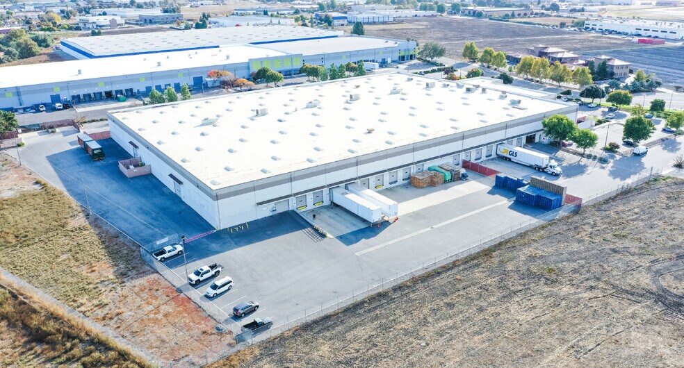 2451 Bert Dr, Hollister, CA à louer - Photo de l’immeuble – Image 3 sur 12