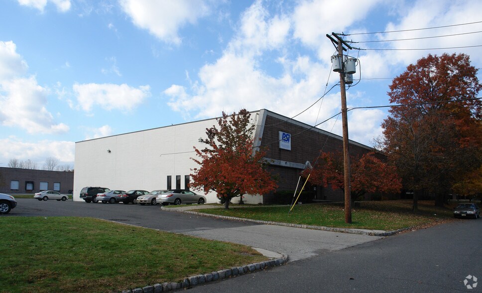 12-18 Gloria Ln, Fairfield, NJ à louer - Photo de l’immeuble – Image 3 sur 4
