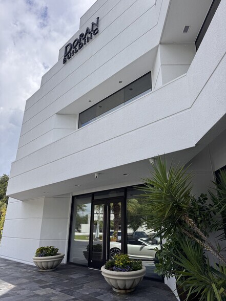 1020 W International Speedway Blvd, Daytona Beach, FL à louer - Photo de l’immeuble – Image 2 sur 12