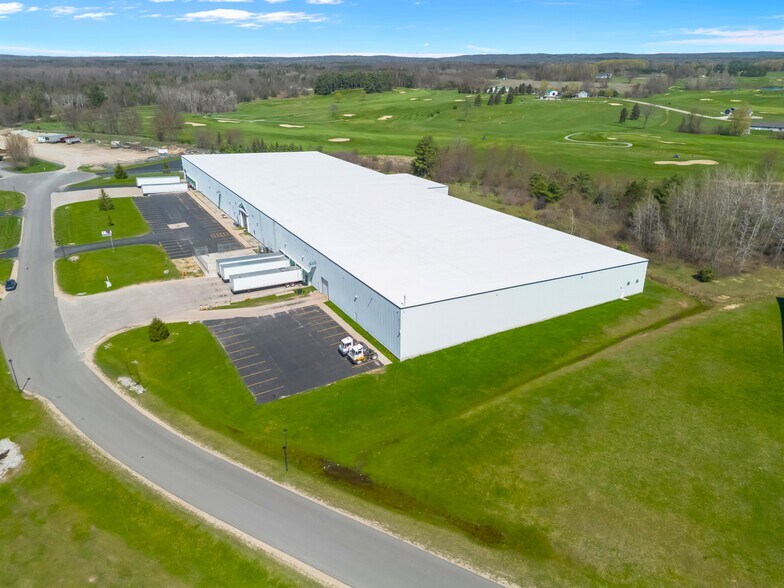 1250 Commerce Dr, Farwell, MI à vendre - Photo de l’immeuble – Image 3 sur 12