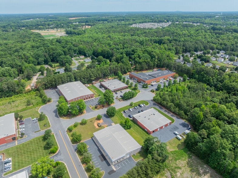 117 Eastbend Ct, Mooresville, NC à vendre - Photo de l’immeuble – Image 3 sur 13