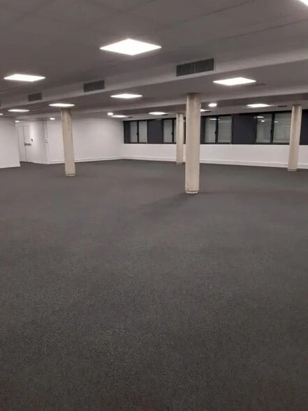 Bureau dans Champs-sur-Marne à vendre - Photo de l’immeuble – Image 2 sur 11
