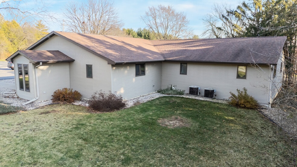 645 Hawthorne Dr, Omro, WI à vendre - Photo de l’immeuble – Image 3 sur 34