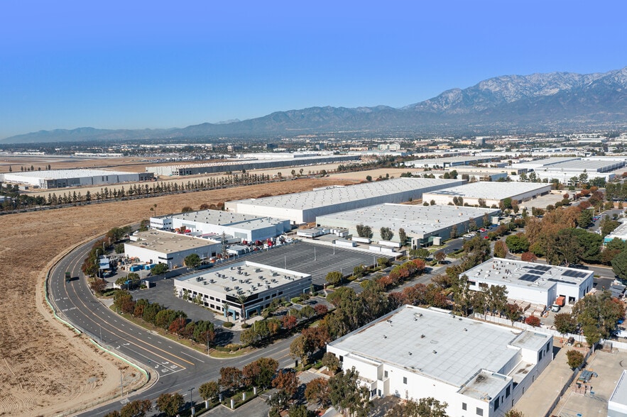 1260 S DuPont Ave, Ontario, CA à louer - Photo principale – Image 1 sur 11