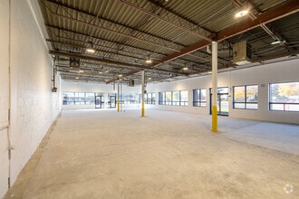 4000-4036 Boul De La Côte-Vertu, Montréal, QC à louer Photo intérieure– Image 2 sur 3