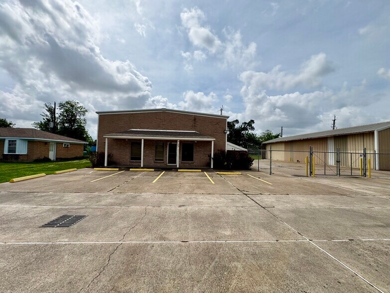 9123 Thomasville Dr, Houston, TX à louer - Photo de l’immeuble – Image 1 sur 26