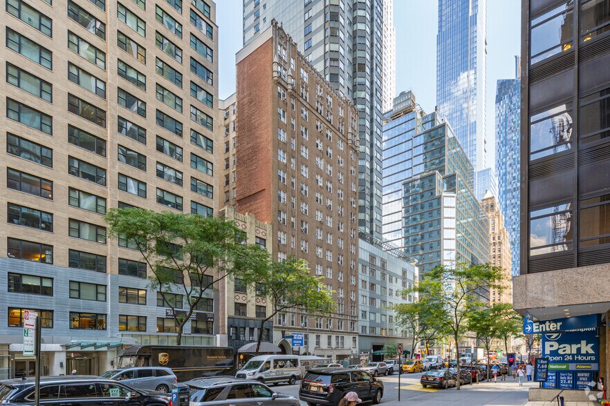 305-311 W 57th St, New York, NY à louer - Photo de l’immeuble – Image 1 sur 41