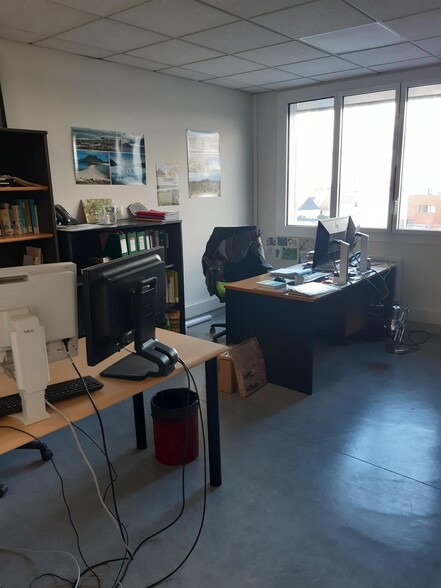 Bureau dans Dury à louer - Photo de l’immeuble – Image 2 sur 6