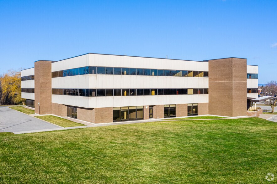100 Herzberg Rd, Ottawa, ON à vendre - Photo principale – Image 1 sur 6