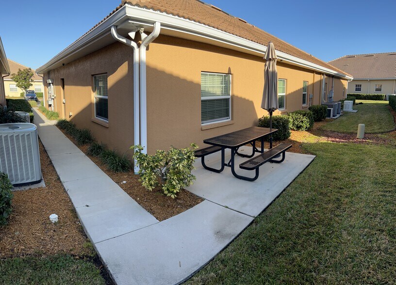 1104 Kyle Wood Ln, Brandon, FL à louer - Photo de l’immeuble – Image 3 sur 12