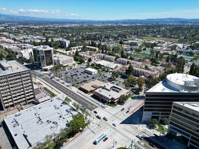 888 W Santa Ana Blvd, Santa Ana, CA à vendre - Photo de l’immeuble – Image 2 sur 15
