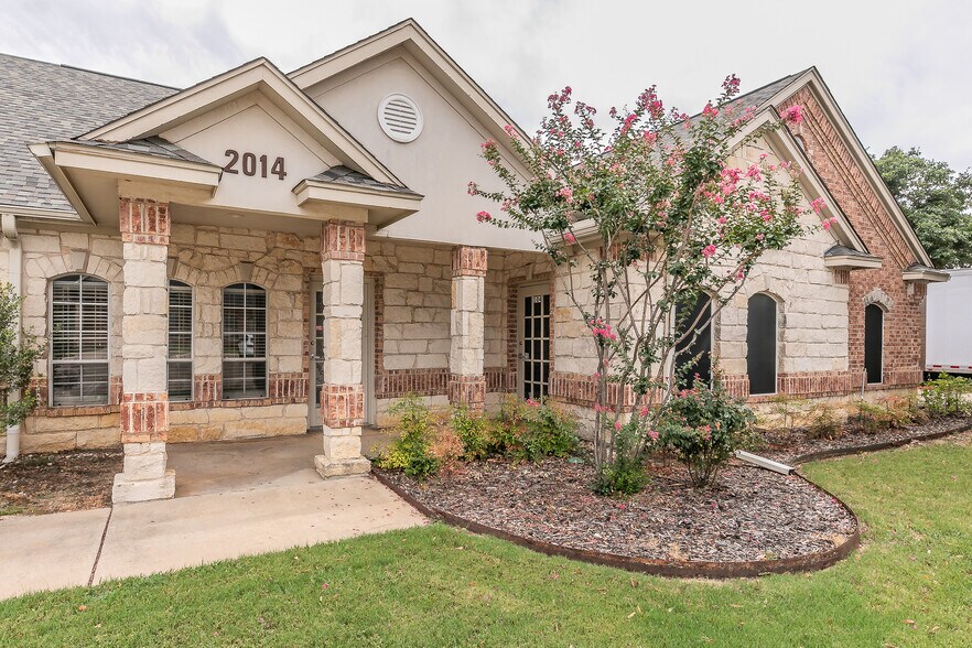 2014 Justin Rd, Highland Village, TX à louer - Photo de l’immeuble – Image 1 sur 53