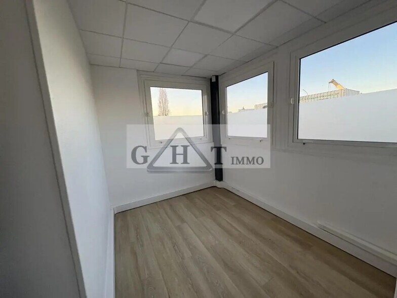 Bureau dans Vaux-le-Pénil à vendre - Photo de l’immeuble – Image 2 sur 7