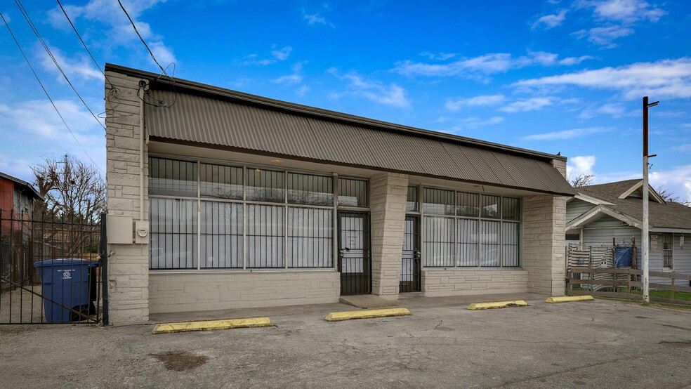 518 W Hildebrand Ave, San Antonio, TX à louer - Photo de l’immeuble – Image 2 sur 26