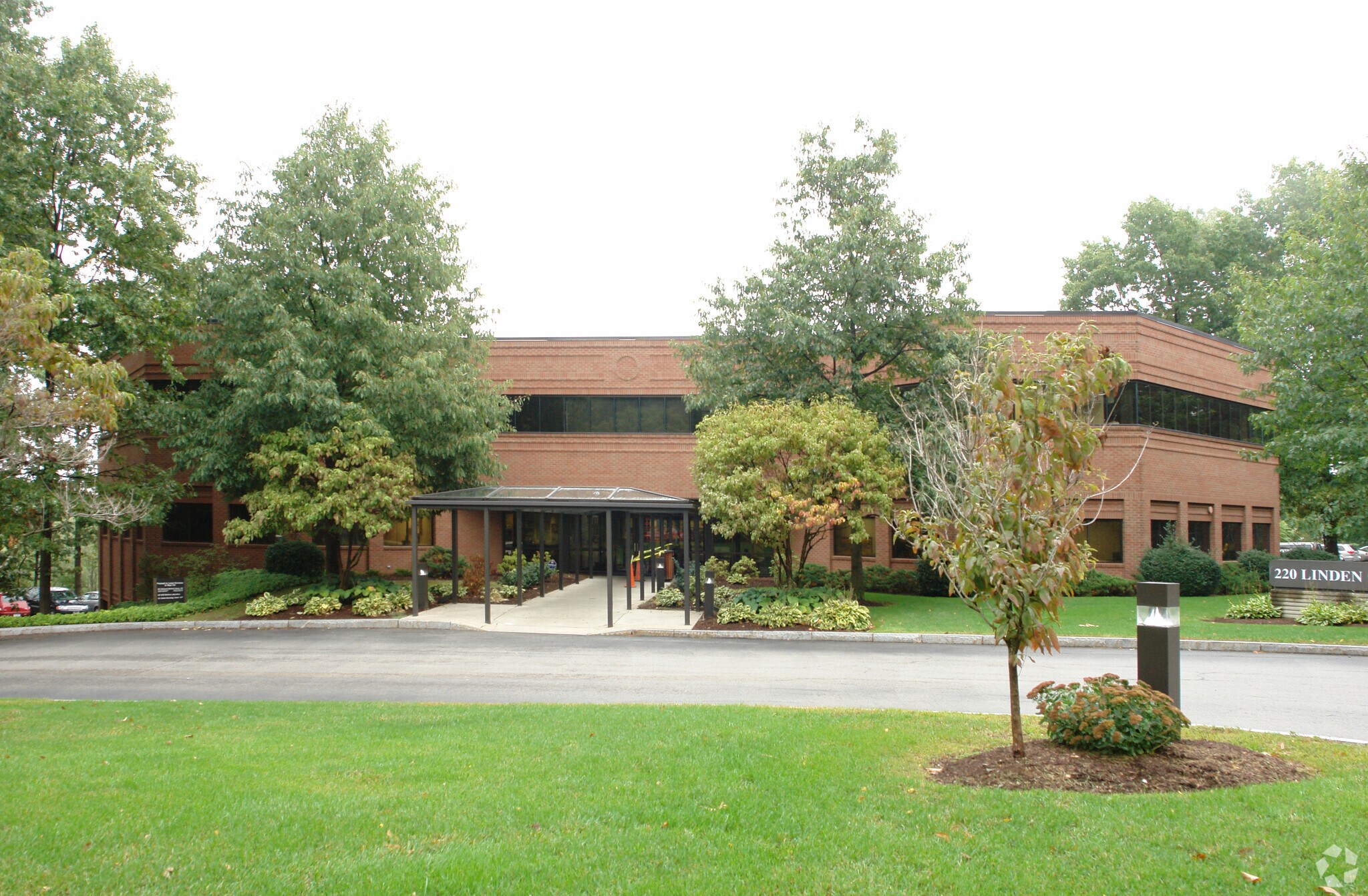 220 Linden Oaks Dr, Rochester, NY à louer Photo de l’immeuble– Image 1 sur 6