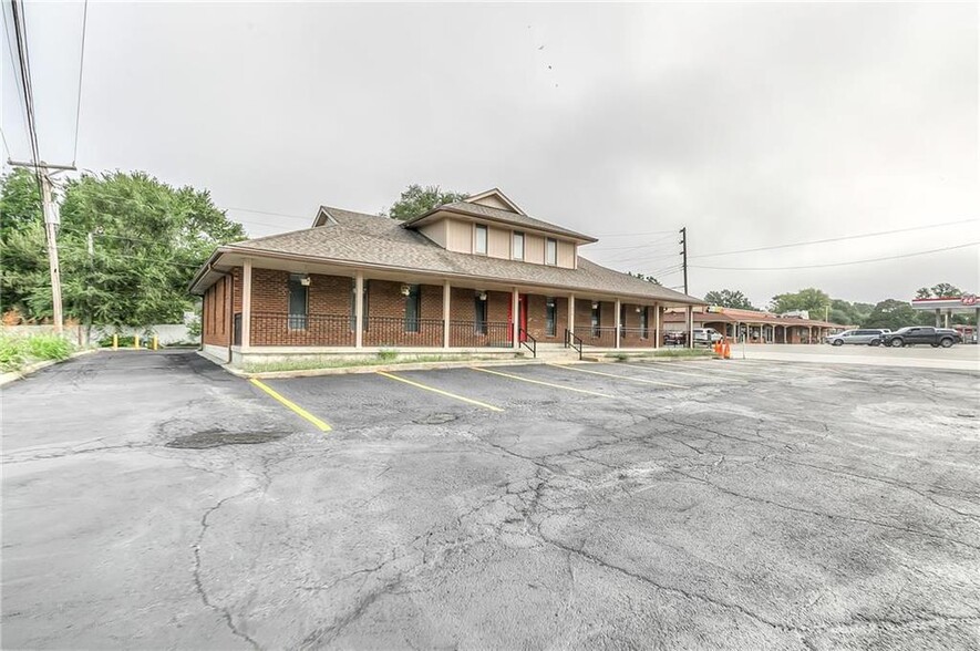 4 W Monroe St, Buckner, MO à louer - Photo de l’immeuble – Image 3 sur 37