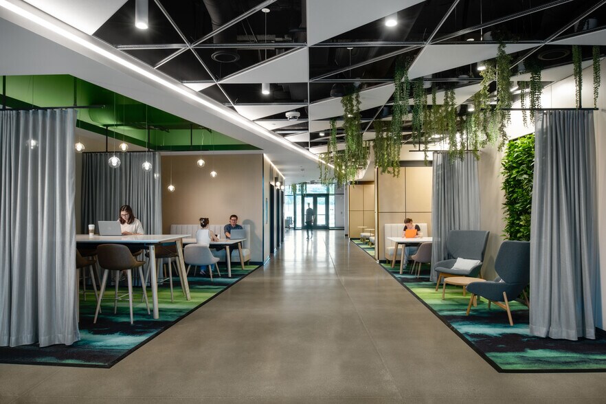 501 Marketplace Ave, Coraopolis, PA à louer - Hall d’entrée – Image 2 sur 17