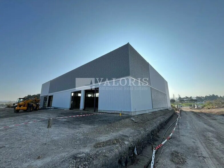 Local d'activités dans Marignane à vendre - Photo de l’immeuble – Image 1 sur 17