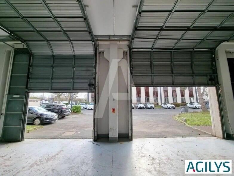 Local d’activités dans à louer - Photo de l’immeuble – Image 2 sur 7