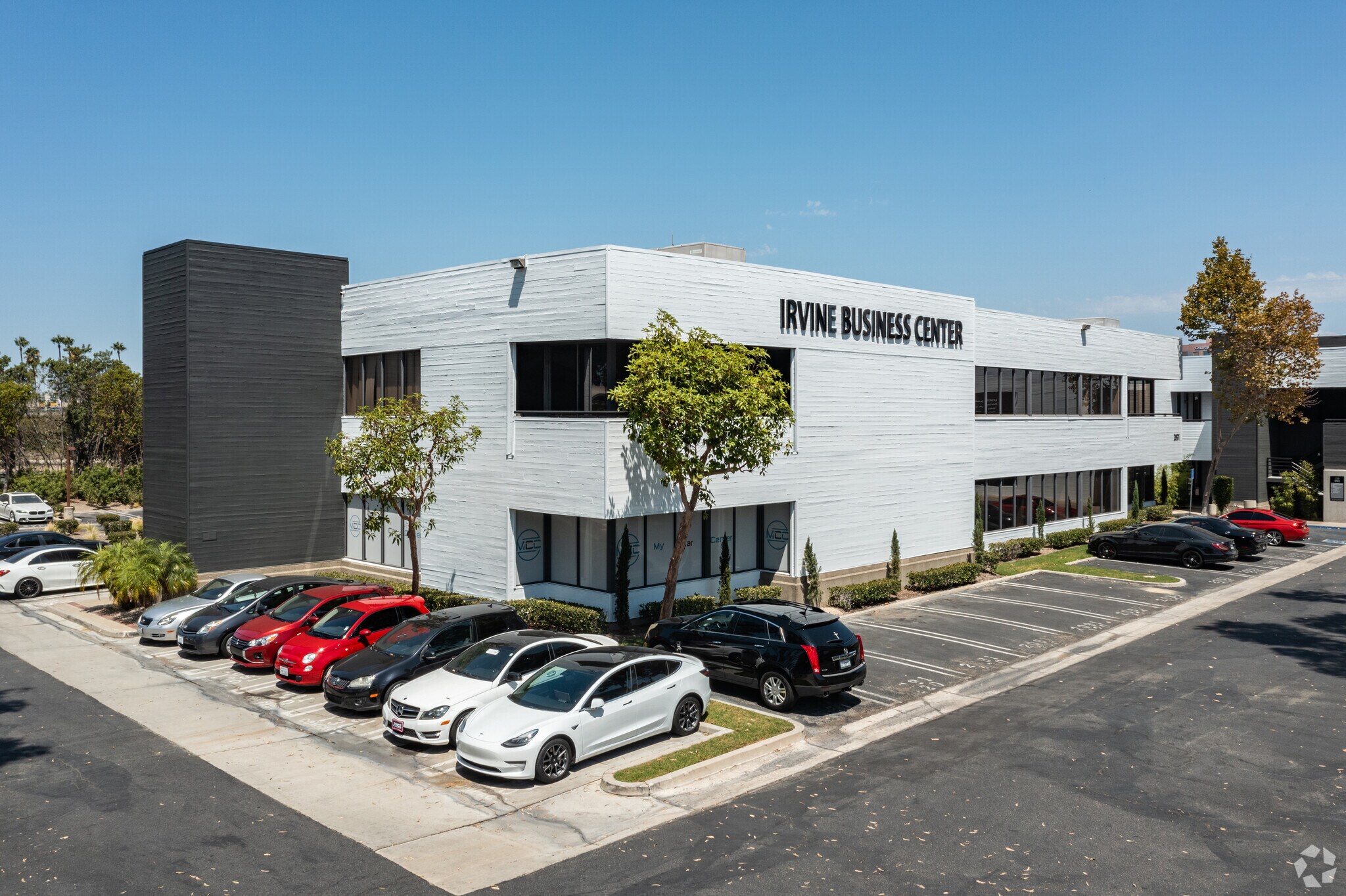 2091-2101 Business Center Dr, Irvine, CA à louer Photo principale– Image 1 sur 15