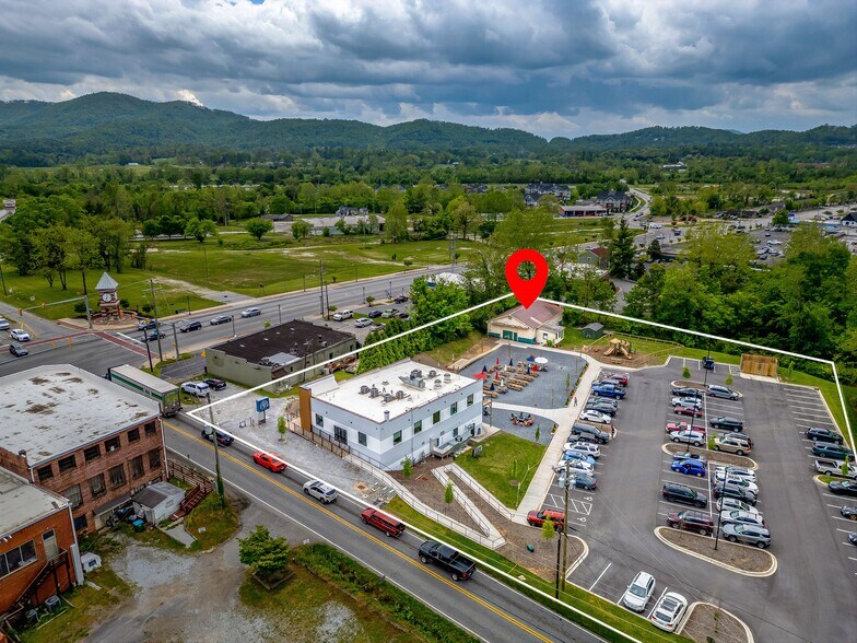 31 Fanning Bridge Rd, Fletcher, NC à louer - Photo de l’immeuble – Image 1 sur 17