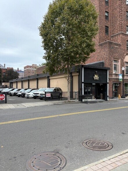 160 Fairfield Ave, Bridgeport, CT à vendre - Photo de l’immeuble – Image 2 sur 4