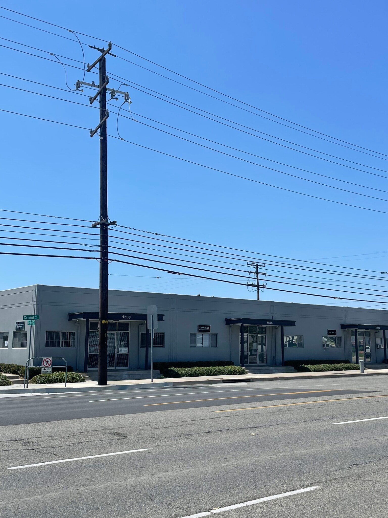 1421-1435 E Borchard Ave, Santa Ana, CA à louer Photo de l’immeuble– Image 1 sur 1