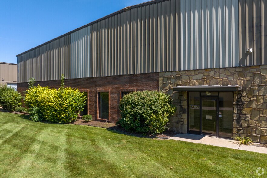 8400 Ronda Dr, Canton, MI à vendre - Photo de l’immeuble – Image 3 sur 63